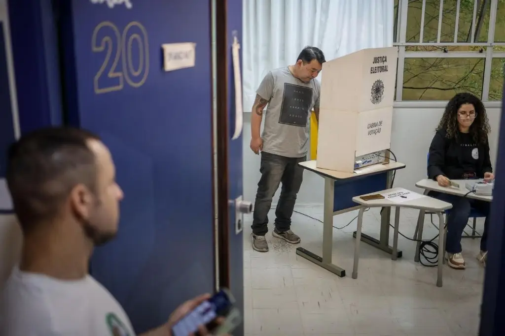 Brasil amplía la votación de las elecciones por dos horas