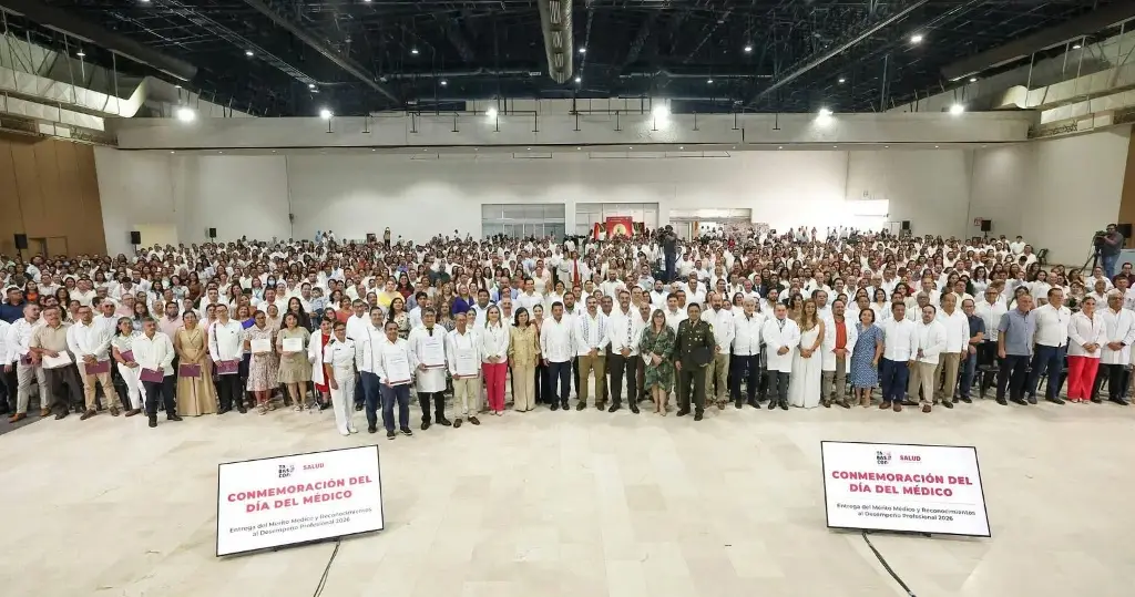 Reconocen a médicos por su trayectoria y contribución a la atención médica en Tabasco 
