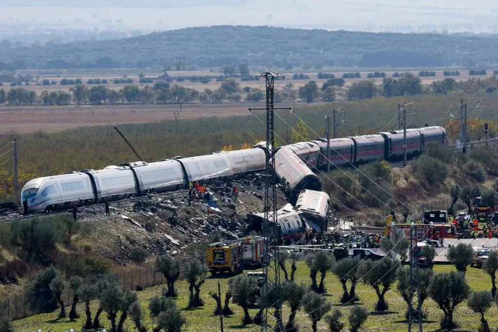 Van 68 fallecidos y más de 60 heridos por choque de dos trenes en España