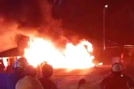 Incendian camioneta en la colonia Gaviotas en Villahermosa