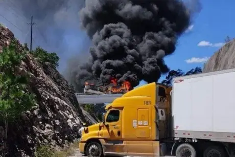 Reportan bloqueos y quema de tráileres en la autopista Durango-Mazatlán
