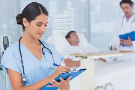 Permiten a enfermeros recetar medicamentos a pacientes en México