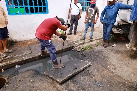 Piden reparar fuga de aguas negras en calle Los Mangos