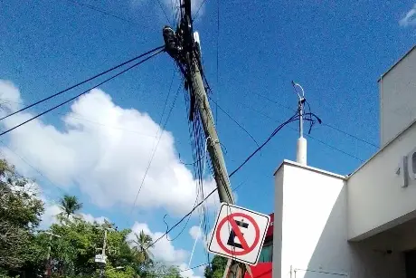 Solicitan que reparen poste en Avenida Samarkanda