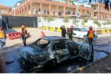 Ataque suicida en Pakistán mata a 12 personas y hiere a 27 frente a juzgados