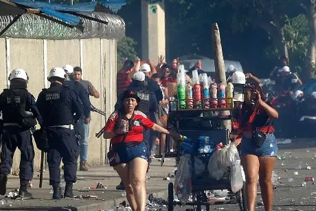 Multitud despide a Flamengo y provoca disturbios en el aeropuerto de Río de Janeiro 