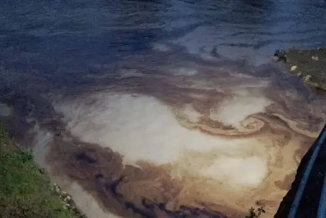 Reportan derrame de combustible en río Cazones, Veracruz; suspenden operaciones de bombeo