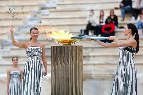 Llama olímpica deja Grecia y pone rumbo a Italia para Milán-Cortina 2026