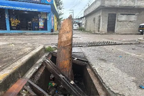 Vecinos de Asunción Castellanos denuncian riesgo por una alcantarilla; se han caído niños