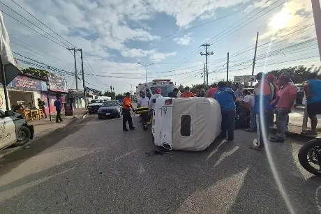 Accidente deja un pochimovil volcado en la carretera Villahermosa- La Isla