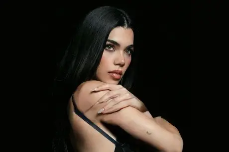 Kenia Os muestra con 'K de Karma' su registro más personal y visual 