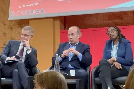 “¡Asesino, lárgate!”: Estudiantes increpan a Felipe Calderón en una universidad de París