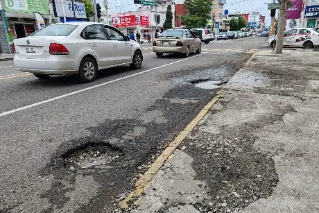 Llaman a reparar bache en la avenida Méndez