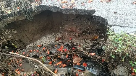 Reportan socavón en la carretera Villahermosa -Jalapa 