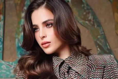 “Esa corona la gané con esfuerzo”: Miss Universo responde en Harvard a crítica que pidió su renuncia