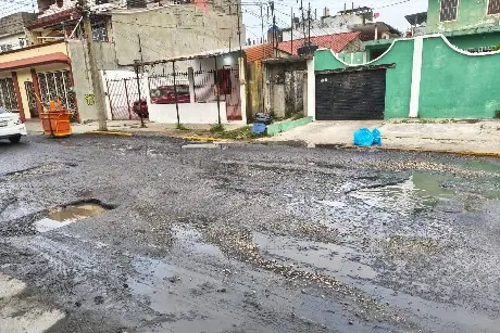 Llaman a reparar baches en calle Melchor Ocampo