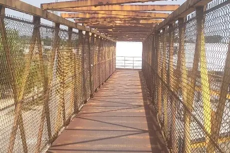 Puente peatonal en Lagunas 3 muy deteriorado 