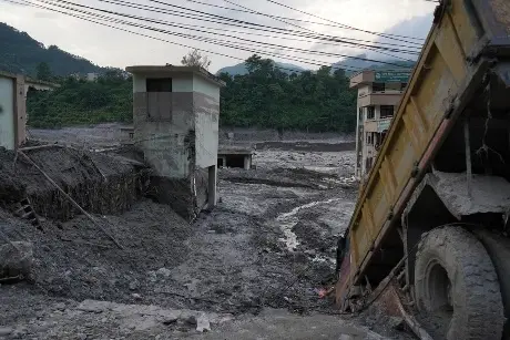 Suman más de 900 muertos por devastadora riada en Nepal 
