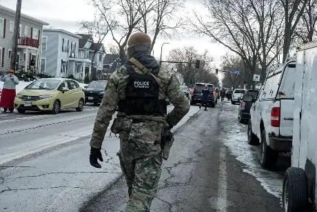 EE.UU. presenta cargos contra agente de ICE por mentir sobre disparo a migrante venezolano