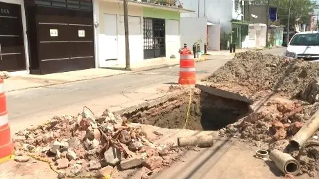 Vecinos de Indeco denuncian socavón sin reparar desde hace seis meses