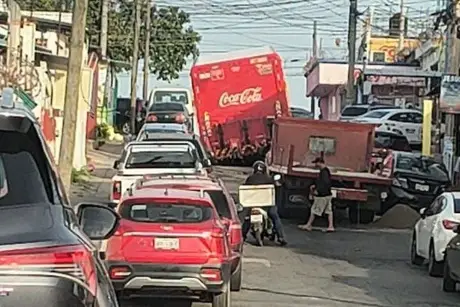 Cae camión en socavón en Tamulté de las Barrancas; delegado denuncia abandono